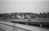 Bebyggelse vid Gamla Riksvägen i Kållered sedd över Kungsbackaleden, år 1983. 