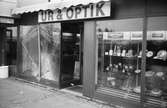 Inbrottsdrabbad ur- och optikaffär i Lindome centrum, år 1983. 