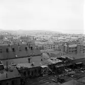 Vy över Huskvarna med delar av Husqvarna-fabriken i förgrunden.