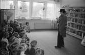 Jörgen Lantz underhåller barn på Kållereds bibliotek, år 1983.

För mer information om bilden se under tilläggsinformation.