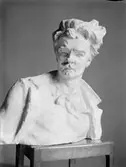 Byst föreställande författaren August Strindberg, 1942