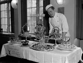 Konditor Arne Lind, Uppsala visar sina gesällprov 1942