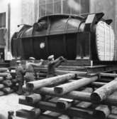 Tre män arbetar med montering av STAL-turbinen på Papyrus, 25/4-1951.