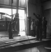 Fyra män arbetar med montering av STAL-turbinen på Papyrus, 25/4-1951. 
Fr. v. 1.Okänd 2.Wiggo Odenius, 3.Thure Lund 4.Okänd