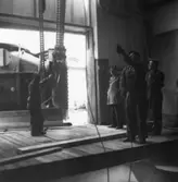Fyra män arbetar med montering av STAL-turbinen på Papyrus, 25/4-1951. 
Fr. v. 1.Okänd 2.Wiggo Odenius, 3.Thure Lund 4.Okänd