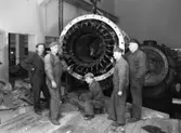 Fem män arbetar med montering av STAL-turbinen på Papyrus, 2/5-1951.
Fr. v. 1. Okänd, 2. Thure Lundh, 3. Folke Pettersson, 4. Okänd, 5. Hjalmar Lundh.