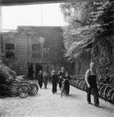 Porten vid Trädgårdsgatan. Mannen i förgrunden Olof Olsson.