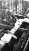 Lagerbyggnad 110 och 111 under uppbyggnad på Papyrus fabriksområde, 19/12-1945.
En man är med på bilden.