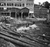 Lagerbyggnad 110 och 111 under uppbyggnad på Papyrus fabriksområde, 26/9-1945. I bakgrunden Mariedal.