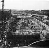 Lagerbyggnad 110 och 111 under uppbyggnad på Papyrus fabriksområde, 28/3-1946.
Från vänster Sulfiten Solgården Hedbergs Handträdgård Prytsgatan