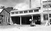 Lagerbyggnad 110 och 111 under uppbyggnad på Papyrus fabriksområde, 25/7-1945.
