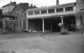 Lagerbyggnad 110 och 111 under uppbyggnad på Papyrus fabriksområde, 25/7-1945. Gamla förbindelsegången.
