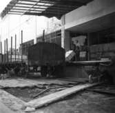 Lagerbyggnad 110 och 111 under uppbyggnad på Papyrus fabriksområde, 9/7-1946.
Tre män är med på bilden.
Lind och Oscar Lindberg 