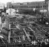 Lagerbyggnad 110 och 111 under uppbyggnad på Papyrus fabriksområde, 8/12-1945.