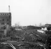 Lagerbyggnad 110 och 111 under uppbyggnad på Papyrus fabriksområde, 8/12-1945.