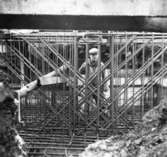 Lagerbyggnad 110 och 111 under uppbyggnad på Papyrus fabriksområde, 4/12-1945.
En man är med på bilden.