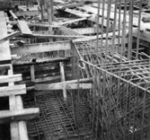 Lagerbyggnad 110 och 111 under uppbyggnad på Papyrus fabriksområde, 4/12-1945.