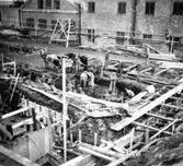 Lagerbyggnad 110 och 111 under uppbyggnad på Papyrus fabriksområde, 17/11-1945.
Några män är med på bilden.