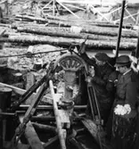 Lagerbyggnad 110 och 111 under uppbyggnad på Papyrus fabriksområde, 17/11-1945.
Två män är med på bilden.