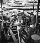 Lagerbyggnad 110 och 111 under uppbyggnad på Papyrus fabriksområde, 14/11-1945.
En man är med på bilden.