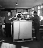 Packning, pall.
Två okända män.