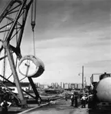 PM 3 Yankeecylindern transporteras till Papyrus fabriksområde via sjön, år 1950.
Några män är med på bilden.