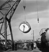 PM 3 Yankeecylindern transporteras till Papyrus fabriksområde via sjön, år 1950.
Några män är med på bilden.