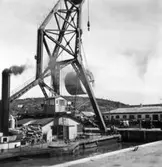 PM 3 Yankeecylindern transporteras till Papyrus fabriksområde via sjön, år 1950.