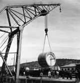 PM 3 Yankeecylindern transporteras till Papyrus fabriksområde via sjön, år 1950.
Några män är med på bilden.