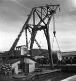 PM 3 Yankeecylindern transporteras till Papyrus fabriksområde via sjön, år 1950.
Några män är med på bilden.