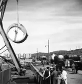 PM 3 Yankeecylindern transporteras till Papyrus fabriksområde via sjön.
Transport av ? av maskindelar.
Några män är med på bilden.