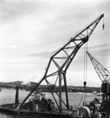 PM 3 Yankeecylindern transporteras till Papyrus fabriksområde via sjön, år 1950.