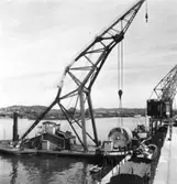 PM 3 Yankeecylindern transporteras till Papyrus fabriksområde via sjön, år 1950.