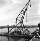 PM 3 Yankeecylindern transporteras till Papyrus fabriksområde via sjön, år 1950.