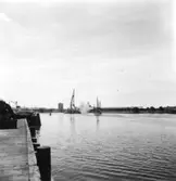 PM 3 Yankeecylindern transporteras till Papyrus fabriksområde via sjön, år 1950.