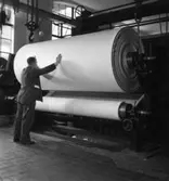 Säkerhetstjänst. En man arbetar vid en pappersmaskin på Papyrus fabriker.