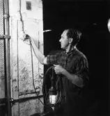 Säkerhetstjänst, sladdlampa.
En okänd man på bilden.