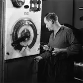 Säkerhetstjänst, sladdlampa.
En okänd man på bilden.