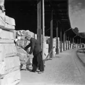 Säkerhetstjänst, transport av balar.
En man med på bilden.