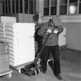 Säkerhetstjänst, transportvagnar pallar.
en man med på bilden.