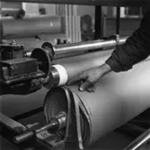 Säkerhetstjänst, rullmaskin.
En man medpå bilden.