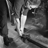 Säkerhetstjänst, spindeliläggning.
En man med på bilden.