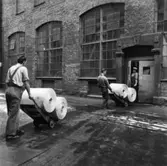 Säkerhetstjänst, transport rullar.
Två män med på bilden.