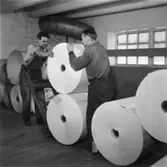 Säkerhetstjänst, transport rullar.
Två män på bilden.