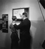 Säkerhetstjänst, propaganda.
Två män med på bilden.