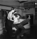 Säkerhetstjänst, halkning.
Två män med på bilden.