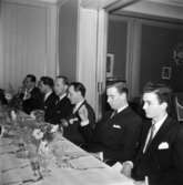 Göteborgs boktryckareförening på Grand Hotel, nov. 1950.
En grupp okända män.