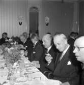 Göteborgs boktryckareförening på Grand Hotel, nov. 1950.
En grupp okända män.