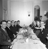 Göteborgs boktryckareförening på Grand Hotel, nov. 1950.
En grupp okända män.