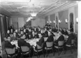 Göteborgs boktryckareförening på Grand Hotel, nov. 1950.
En grupp okända män.